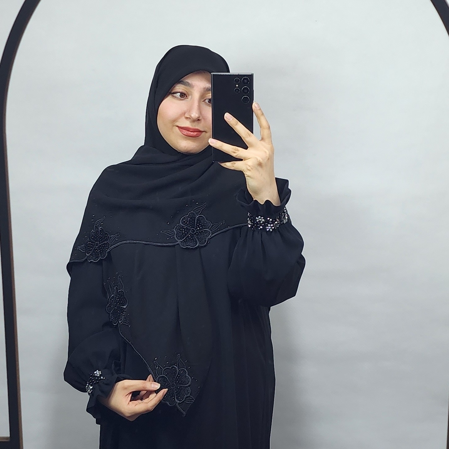 روسری مشکی مزونی گلدوزی تکه دوزی مخمل و نگین کاری شده
