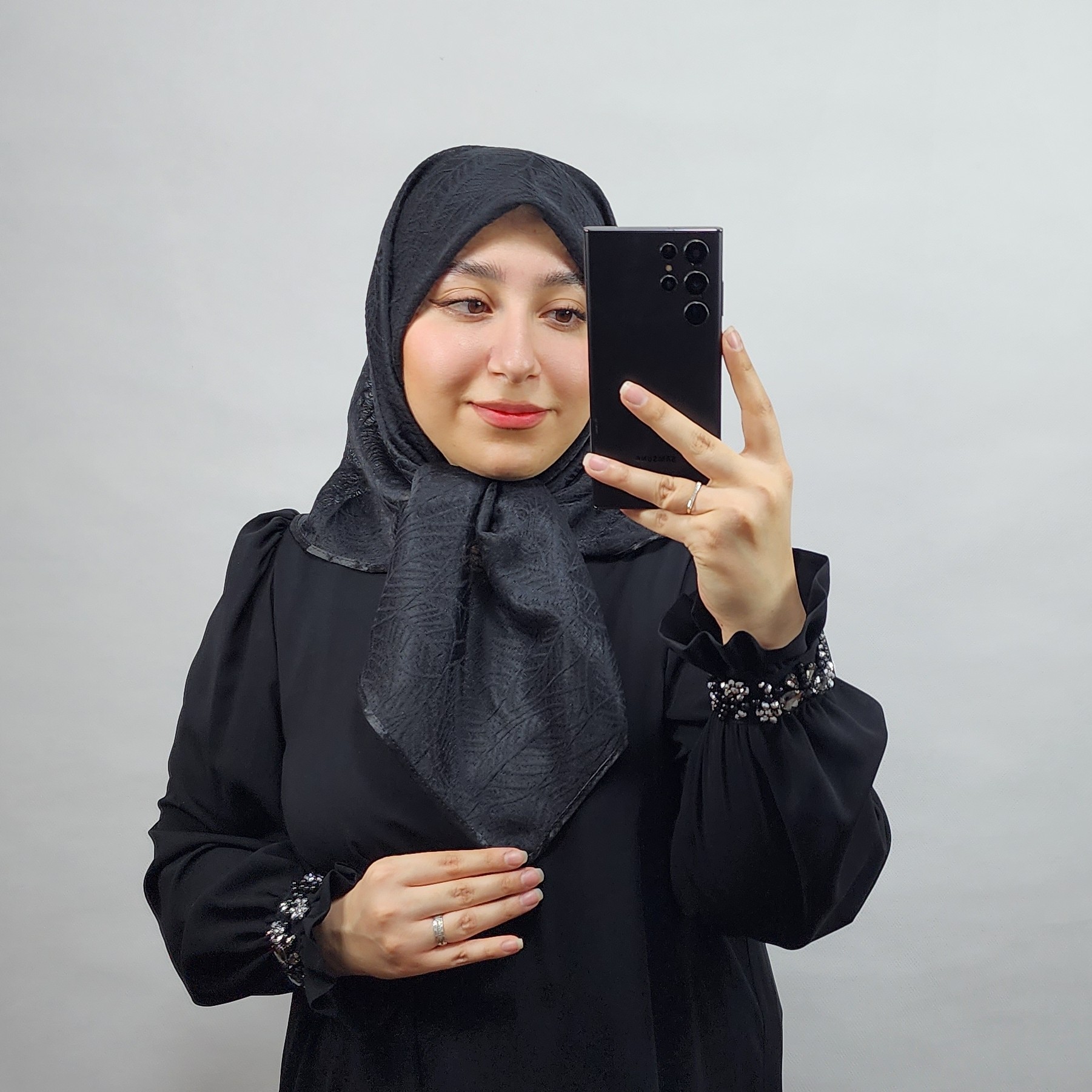 روسری مشکی سیلک ویسکوز وارداتی قواره 90 (یه گزینه نایاب برا خاص پوشان)