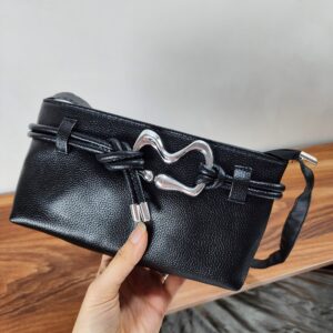 کیف دخترانه جلو حلقه دفرمه